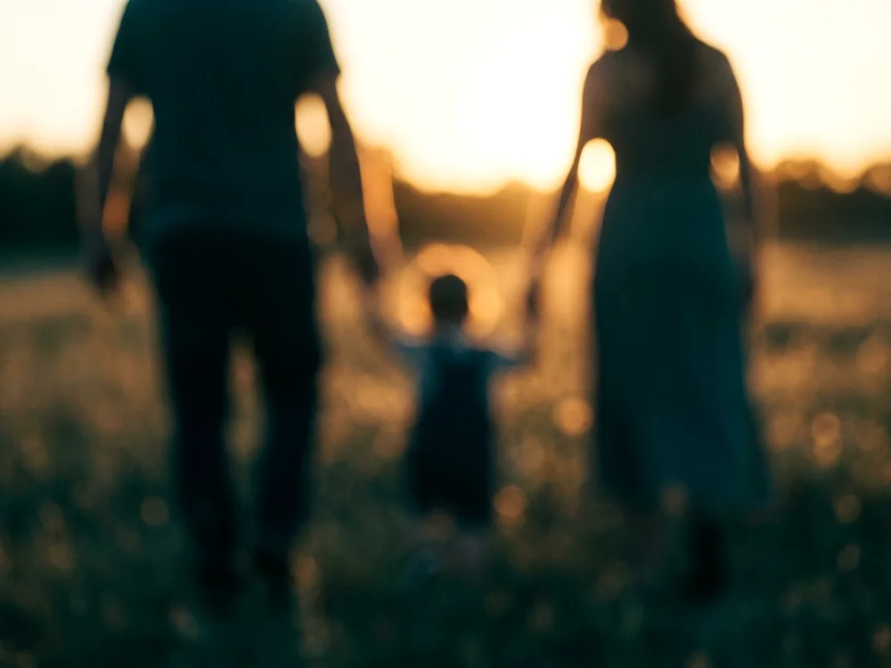 Una familia a contraluz, imagen de ambiente desenfocada