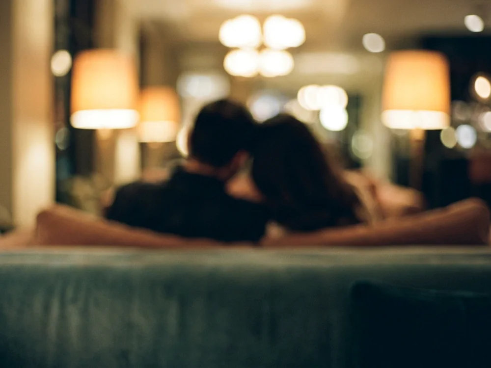 Una pareja, imagen de ambiente desenfocada